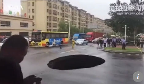 Hapet gropë në rrugë, përpin brenda makinat në ecje (FOTO)