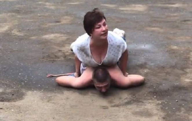 VIDEO/ Gruaja poshtëron në rrugë grabitësin