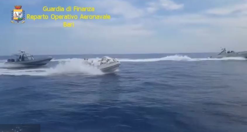 VIDEO/ Dy shqiptarë kapen me 5 mln euro drogë në gomone nga Shqipëria