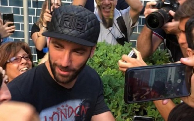 Higuain mbërrin për vizitat mjekësore, shikoni si e presin tifozët e Milanit (VIDEO)