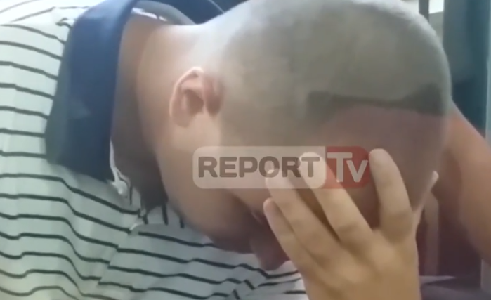 Përplasi për vdekje dy kushërinjtë, del kokulur para gjykatës i riu nga Fieri