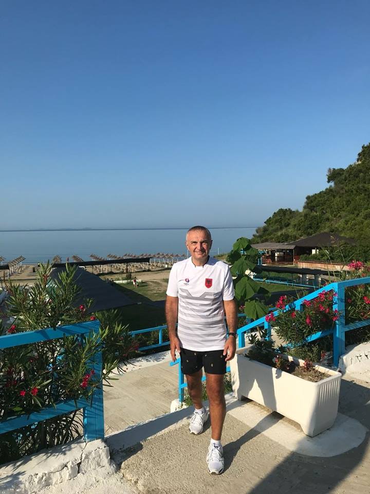 Presidenti Meta me pushime: Nuk ka më mirë se ta nisësh ditën kështu…