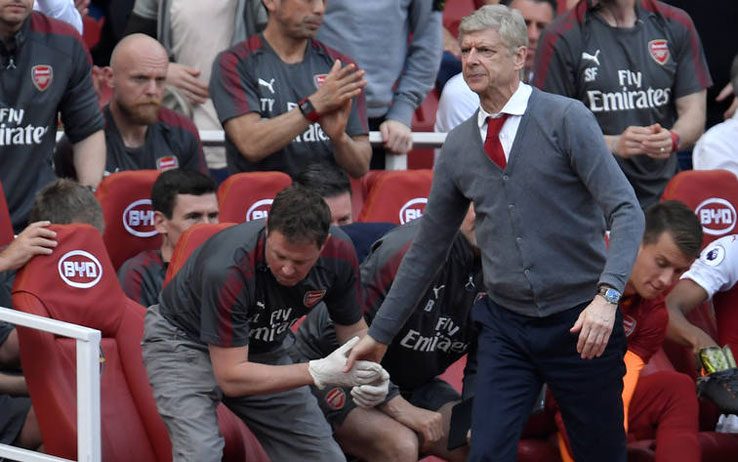 Kërcënimet nga tifozët, trajneri qëndronte në stol me “bodyguard”