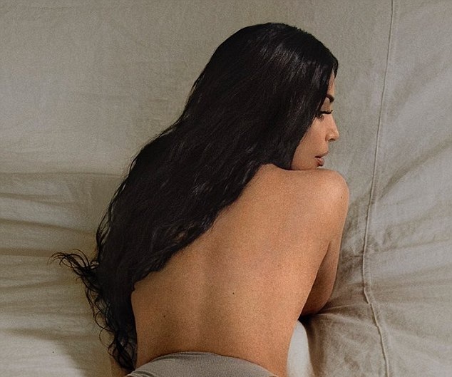 Kim Kardashian vetëm me të mbathura dhe atlete në shtrat (FOTO)