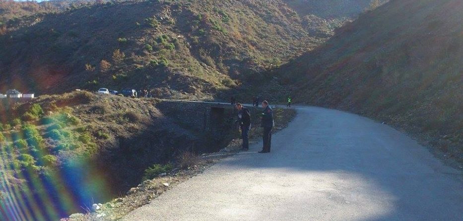 Kamioni bie në greminë, tre të plagosur