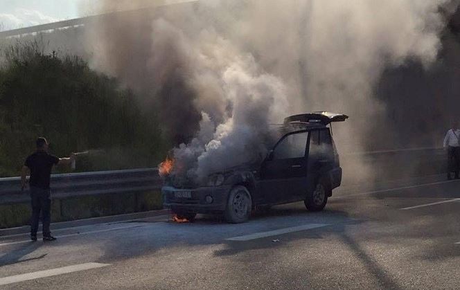 Merr flakë makina e gruas nga Durrësi