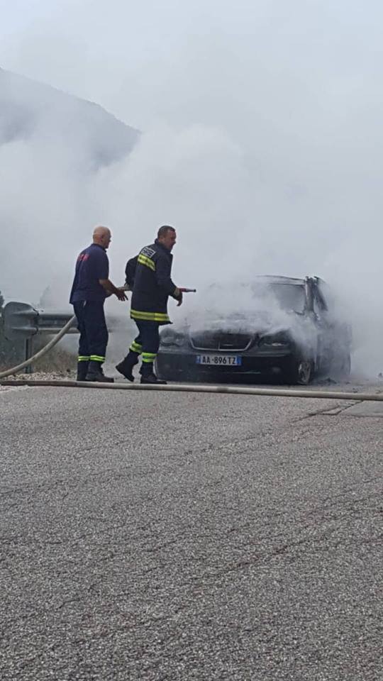 Përfshihet nga flakët automjeti, dyshimet e policisë (FOTO)