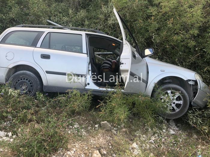 Aksident i frikshëm, shoferi pa ndjenja brenda makinës (FOTO)