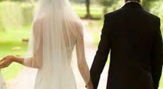 Pse nusja qëndron në anën e majtë të dhëndrrit