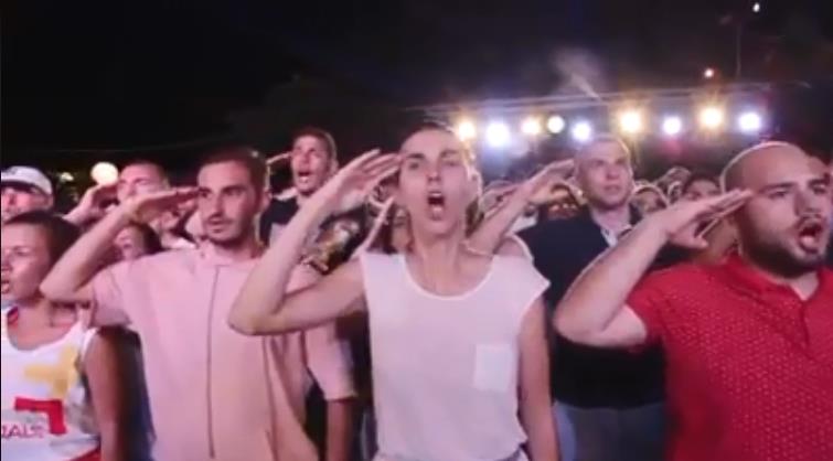 VIDEO/ Të rinjtë e LSI-së stërviten me marsh ushtarak: “Saje Qorri ku je ti…”