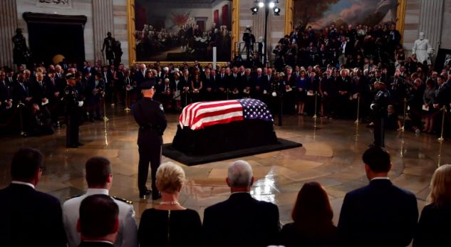 Washingtoni nderon McCain, presidenti Donald Trump mungon