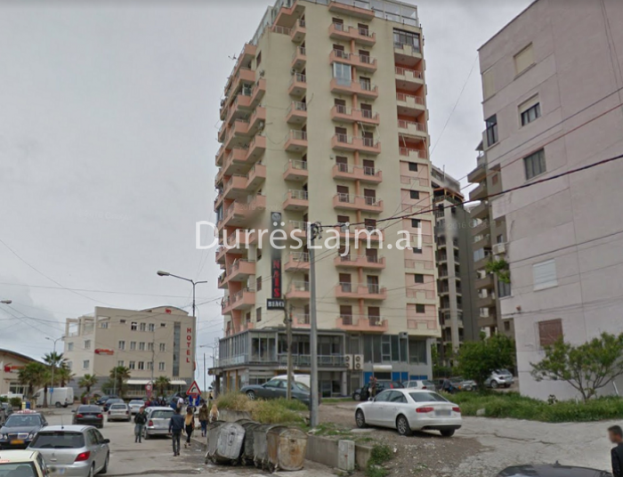 Erdhi për pushime te vajza, bie nga pallati në Currila dhe vdes