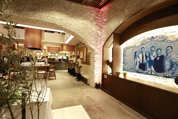 Piktura mahnitëse në restorantin e ri të Ronaldos