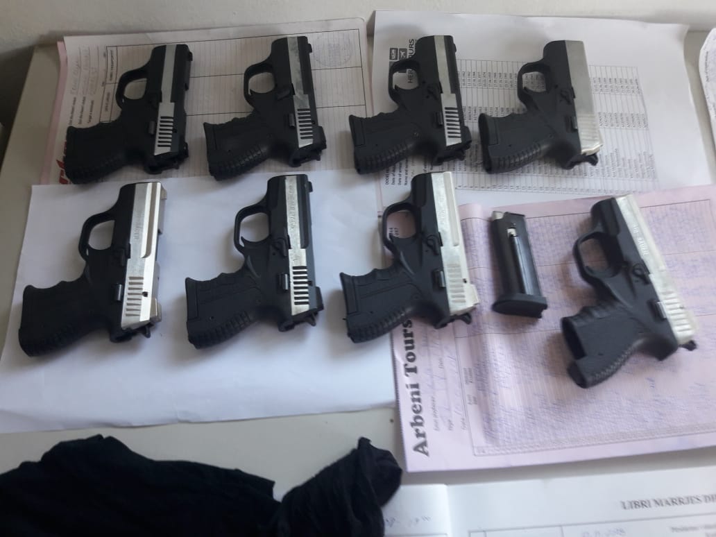 Kapet me 19 pistoleta me vete, i vihen prangat në kufi (FOTO)