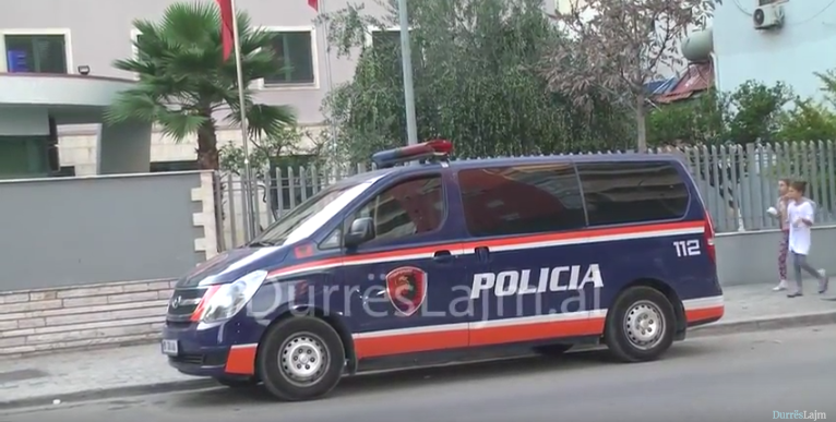 Plas sherri mes të moshuarve në Shijak, goditen me mjete të forta