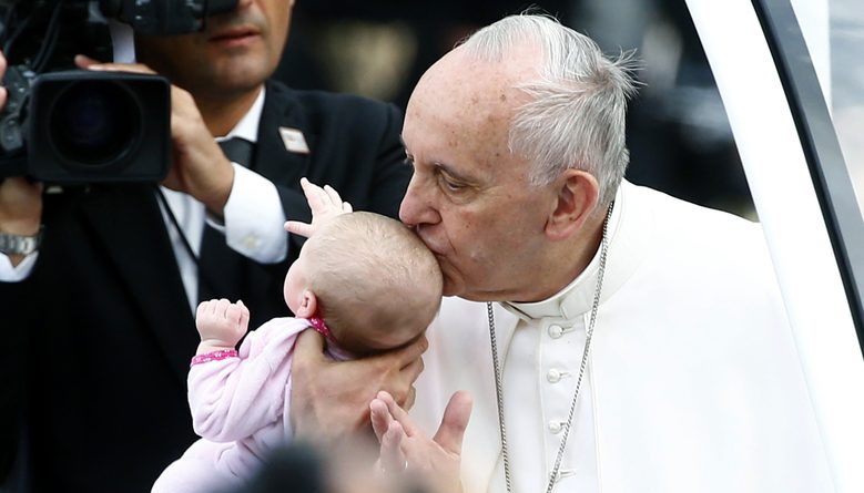 Puthja e bekuar e Papës që shëroi vogëlushen nga kanceri