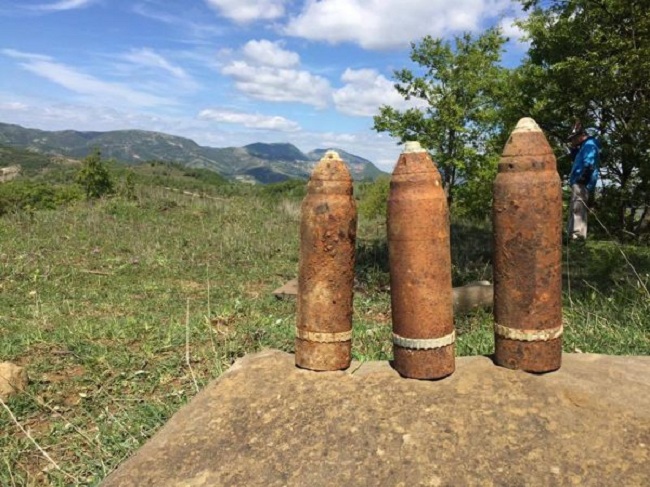 Banorët në panik, gjenden 16 predha luftarake