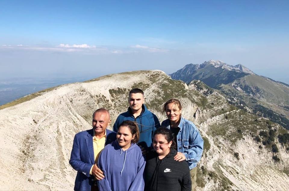 Familja Presidenciale ngjitet në malin e shenjtë të Tomorrit