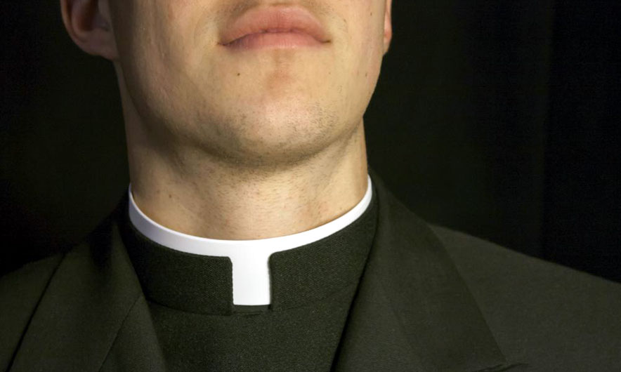 Plas skandali në Itali, prifti iu dërgon mesazhe “hot” burrave të martuar