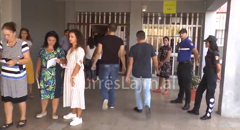 Durrës, jepet provimi i parë për maturantët mbetës (VIDEO)