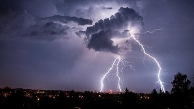 Stuhia e fortë ‘mbërthen’ Durrësin, ja rreziku që kanosej në port (VIDEO)
