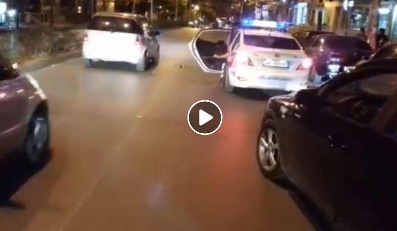 Babai i dehur në timon, në makinë me 2 fëmijët e mitur. Policia nxjerr videon