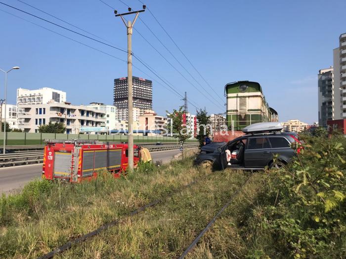 U përplasën nga treni, shpëton për mrekulli familja durrsake me 4 fëmijë (VIDEO)