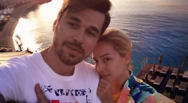 Miriami dhe Albani shkëlqejnë në dasmën e Sarës dhe Ledionit (FOTO)