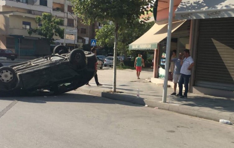 Tenton të bëjë manovra në mes të qytetit, përmbyset makina