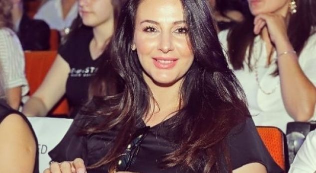 Ami pozon sensuale pas lindjes së vajzës (FOTO)