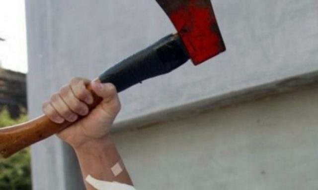 Sherr i madh mes vëllezërve, për hakmarrje 22-vjeçari godet me sëpatë djalin e xhaxhait
