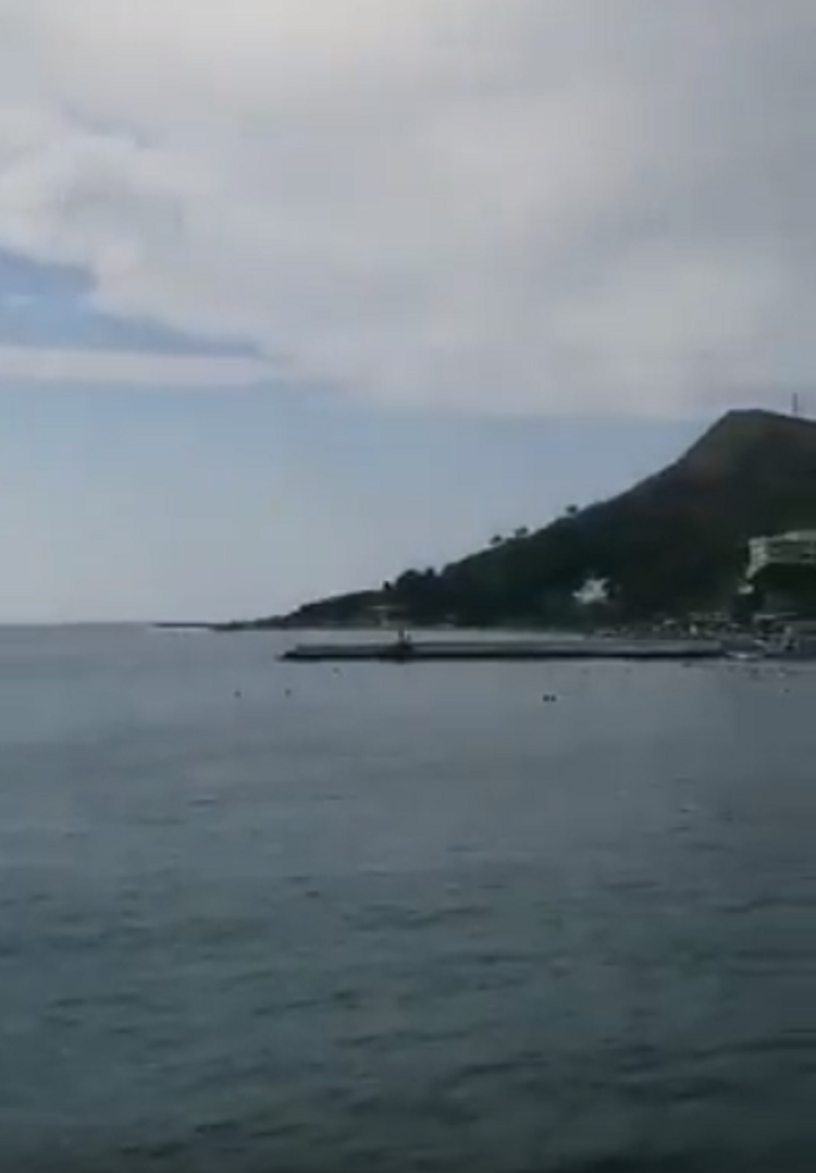 Nis shiu i dendur në plazhin e Durrësit! Pushuesit ‘me vrap’ në det (VIDEO)
