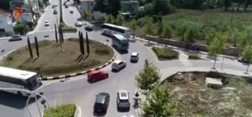 VIDEO/ Droni që kap shoferët me shkelje, ja si lëvizin shqiptarët në rrethrrotullim