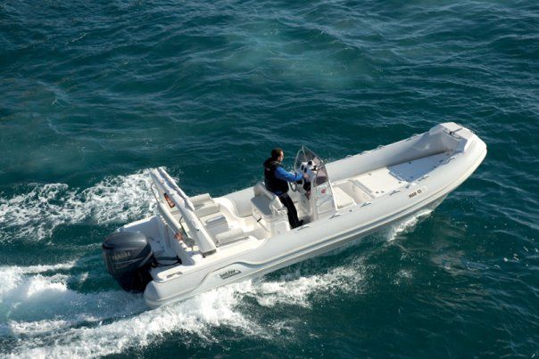 Pranga dy shqiptarëve në Otranto, po transportonin me skaf 700 kg marijuanë