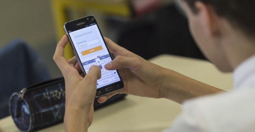 Ndalohen telefonat dhe tabletat në shkolla