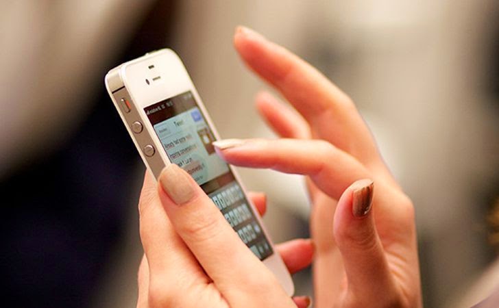 Gabimet që bëjnë vajzat kur i dërgojnë mesazh partnerit