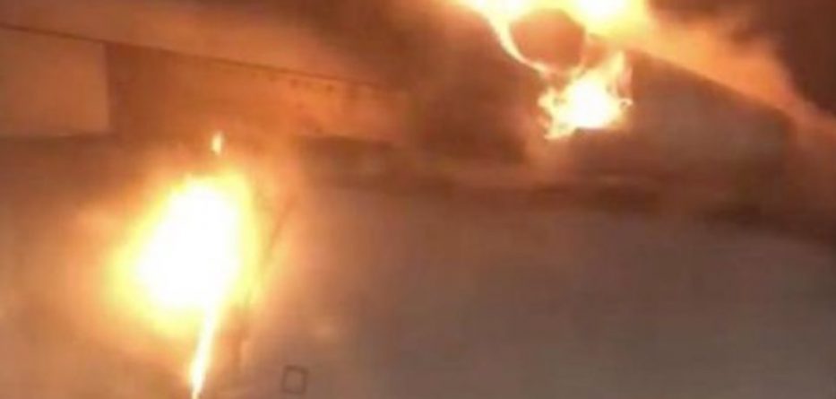 Moment i tmerrshëm për pasagjerët, shpërthen në ajër motori i avionit (VIDEO)