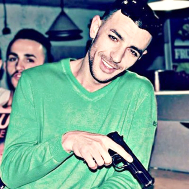 Stresi fle me armë poshtë jastëkut (FOTO)