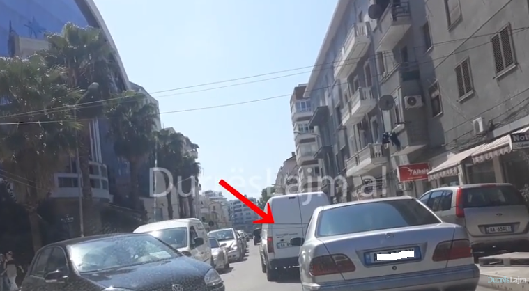 Kujdes kur të kaloni në rrugën “Egnatia” në Durrës! (VIDEO)