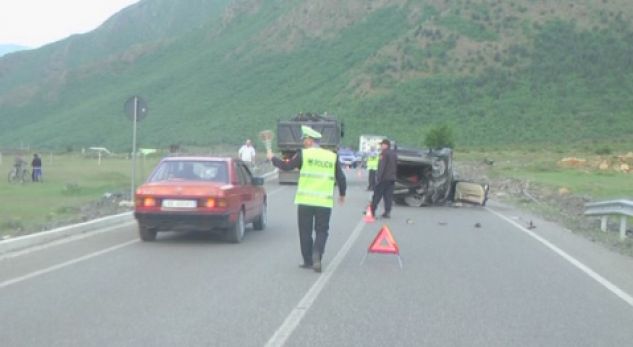 Makina del nga rruga, plagosen katër maqedonas