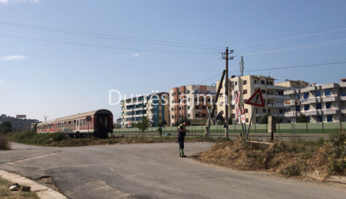 Shpëtoi qenin te shinat, treni përplas një burrë në Durrës