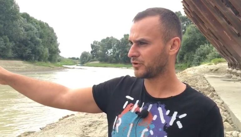 Nëna po mbyste vajzat binjake në lumë, i riu që i shpëtoi tregon tmerrin