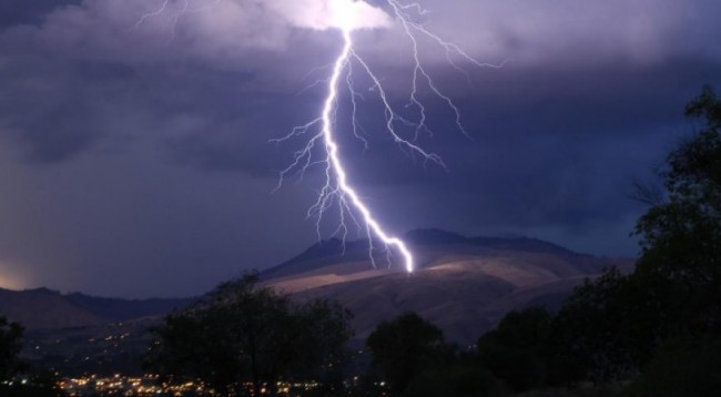 Vetëtima këput linjën e tensionit të lartë në Velipojë