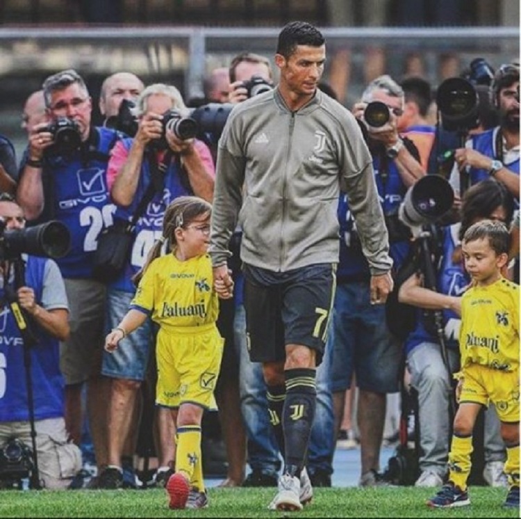 Vogëlushja që e shoqëroi në ndeshjen e parë: Vura manikyr për Ronaldon