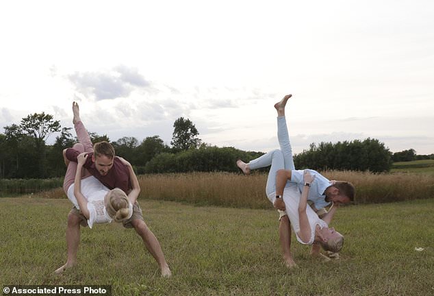 Binjaket identike martohen me binjakë identikë