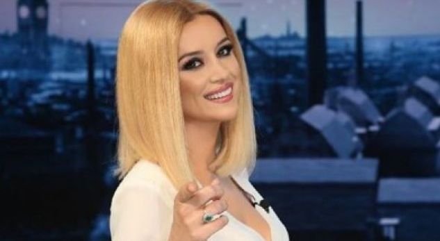 Alketa shfaqet e mrekullueshme me bikini!