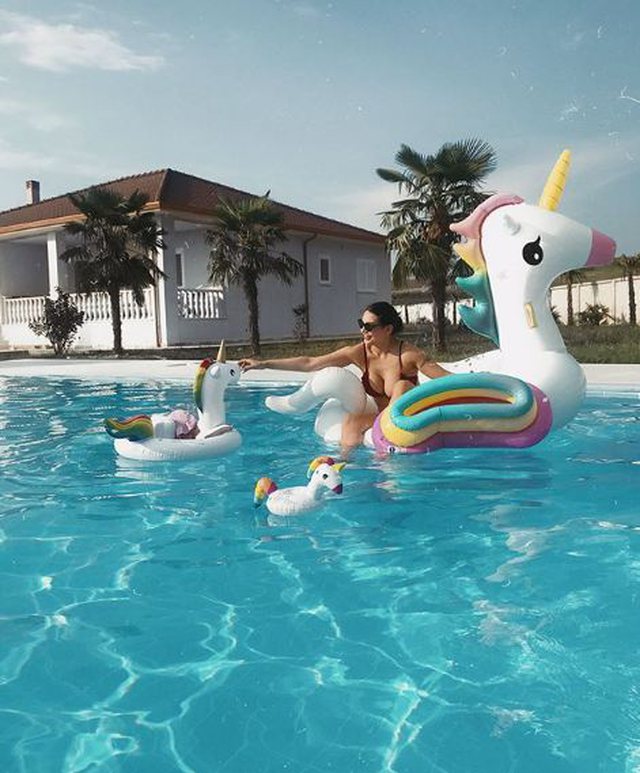 Zaimina dhe biznesmeni nga Durrësi inaugurojnë supervilën luksoze (FOTO)