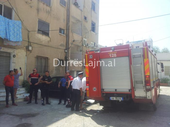 Durrës, zjarri te banesa e së moshuarës, lëndohet edhe fqinji që hyri ta shpëtonte