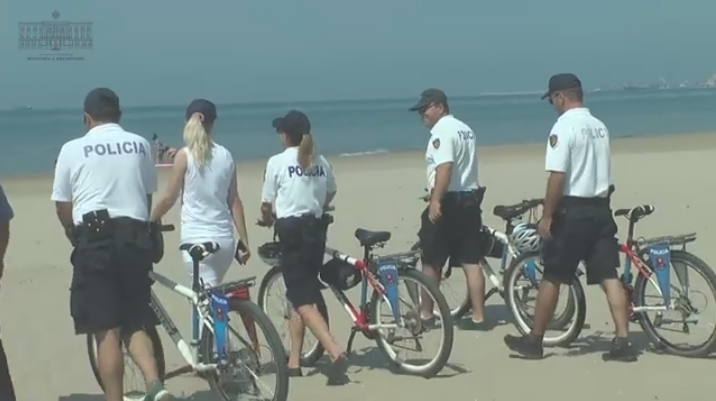 Zv.ministrja Kuko, inspektim në plazhin e Durrësit (VIDEO)