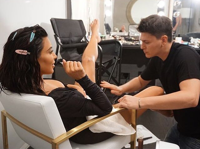 Puna e vështirë e grimierit shqiptar, Kim hap këmbët para tij! (FOTO)